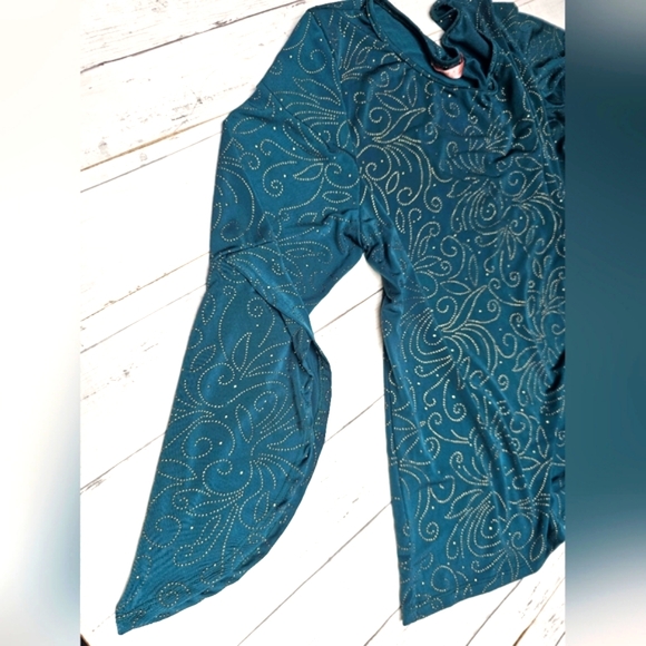 Amana Plus Deep Green Flowy Half Flutter Bell Sleeve Top W/ Gold Stud Design 2X - Picture 11 of 14